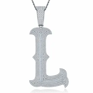 Gros plan du pendentif lettre L glacé avec des pierres scintillantes et de l'argent sterling.