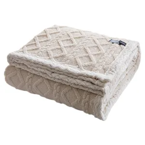 Dikke beige flanellen deken met getextureerd ruitpatroon voor thuis of op kantoor