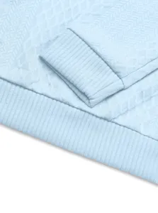 Gros plan sur un sweat-shirt en tricot bleu clair pour homme avec texture jacquard