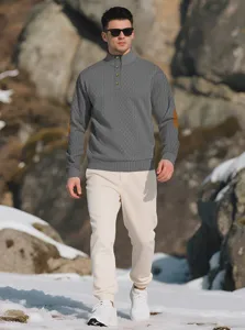 Gros plan sur le pull en maille gris pour homme avec motif jacquard et coudières