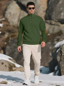 Pull en tricot vert pour homme avec col boutonné et coudières dans un décor de neige