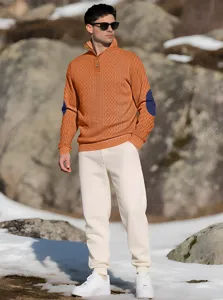 Vue détaillée du pull en maille orange pour hommes avec des écussons aux coudes