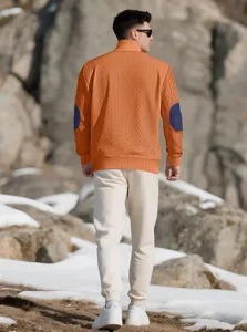 Vue de dos d'un pull en tricot orange texturé pour hommes avec patchs bleus aux coudes
