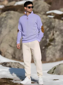 Vue complète d'un pull en tricot jacquard violet pour homme dans un paysage enneigé.