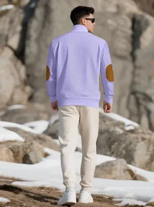 Vue arrière d'un pull en maille lavande pour homme avec empiècements aux coudes.