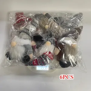Juego de 6 gnomos de Navidad de felpa mostrados en una báscula para referencia de peso.