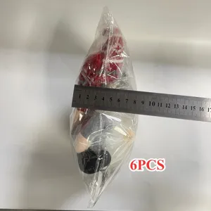 Detalle de medida que muestra el set de 6 gnomos de peluche navideños en bolsa