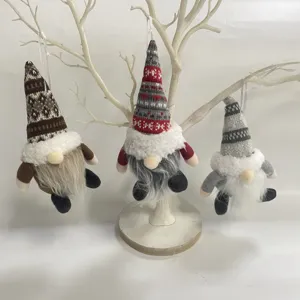 Set de tres gnomos navideños colgantes con gorros de punto y barbas de peluche