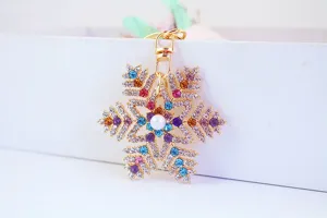 Primo piano di un portachiavi a fiocco di neve con strass colorati e perla centrale