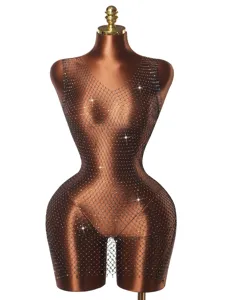 Vestido de rejilla sexy con cuello en V y brillantes mostrado en un maniquí