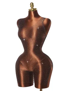 Detalle de un minivestido sexy con cuello en V de malla hueca decorado con pedrería
