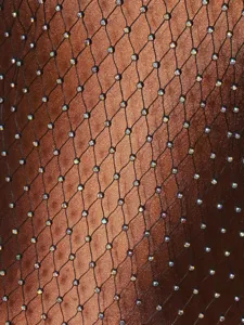 Primer plano del tejido de vestido de malla con adornos de diamantes de imitación