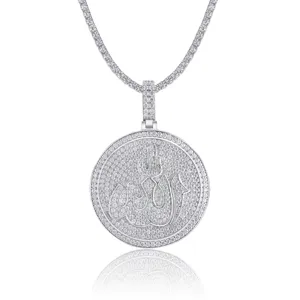 Vista detallada del collar colgante redondo de moissanite hip-hop con escritura árabe de plata.