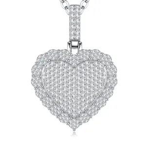 Primer plano detallado del colgante de corazón brillante pavé de cristales con argolla y cadena.