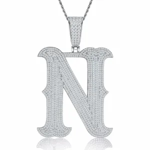 Gros plan détaillé d'un superbe pendentif lettre N glacé avec des pierres scintillantes.