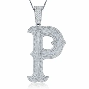 Gros plan sur le pendentif lettre P en argent sterling avec des pierres scintillantes.