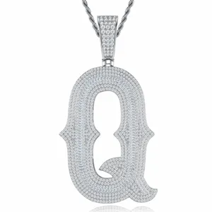 Vue rapprochée détaillée du pendentif lettre Q glacé en argent moissanite style hip hop