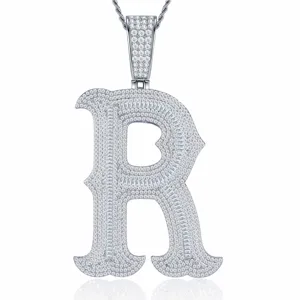 Vue détaillée du pendentif lettre R en argent S925 avec moissanite style hip-hop étincelant.