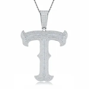 Vue détaillée du pendentif lettre T en argent sterling 925 glacé avec des pierres de moissanite.