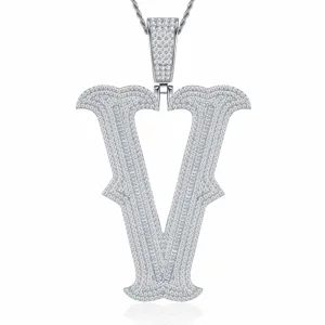 Collier pendentif lettre V glacé en argent sterling 925 avec des pierres de moissanite scintillantes.