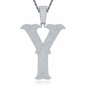 Gros plan détail du pendentif lettre Y en argent sterling 925 avec de brillants moissanites.