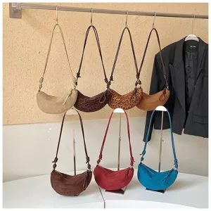 Vue détaillée du sac porté épaule croissant en daim tendance avec une bandoulière nouée.