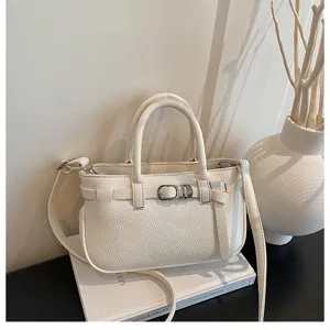 Witte lederen handtas detail, elegante schoudertas met gesp, minimalistische modetas