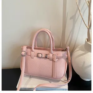Roze PU lederen handtas detail, stijlvolle emmertas met handvatten en schouderriem.