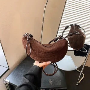 Sac à main croissant en daim marron chic pour femme, élégant sac demi-lune rétro tendance.