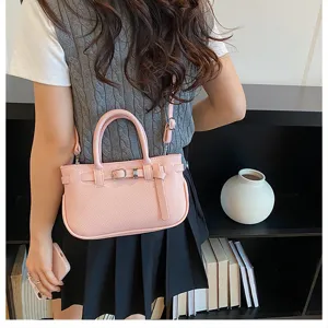 Roze lederen schoudertas, trendy dameshandtas met stijlvolle gesp en comfortabele riem.