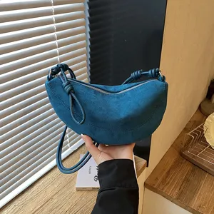Sac bandoulière en suédine bleue, design demi-lune tendance pour femmes au quotidien.