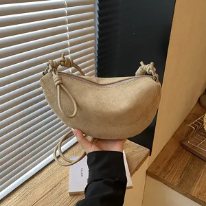 Vue détaillée du sac porté épaule femme en suédine style dumpling, sac bandoulière vintage.