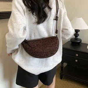 Chic sac bandoulière croissant imprimé léopard marron avec lanière nouée, sac rétro élégant.