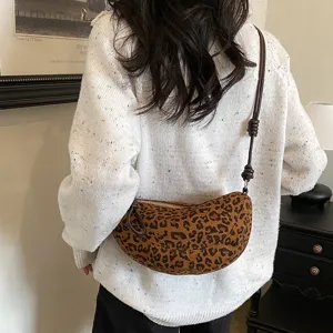 Sac bandoulière chic motif léopard pour femme, sac croissant vintage tendance et élégant.