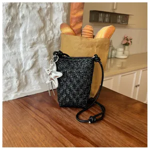 Schwarze gewebte Umhängetasche für Handy mit Sternanhänger, stilvolle kleine Handytasche.