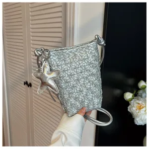 Silberne geflochtene Handytasche mit Sternanhänger, stilvolle Mini Umhängetasche Alltag.