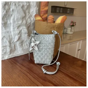 Silberne geflochtene Mini-Handytasche mit Stern-Anhänger und Kordel, moderner Detail-Look.