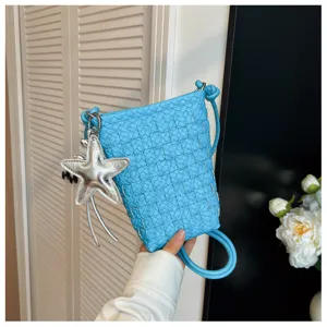Detailaufnahme der blauen Leder geflochtenen Handytasche, stylische Umhängetasche.