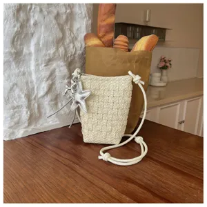 Geflochtene kleine Umhängetasche für Damen, modische Handy-Schultertasche mit Sternanhänger.