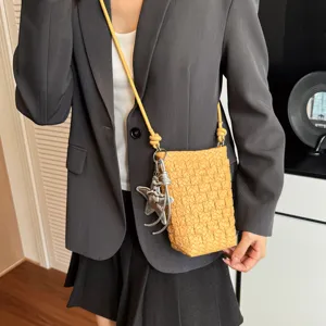Gelbe geflochtene Handytasche Detailansicht, stilvolle Mini-Umhängetasche mit Stern.