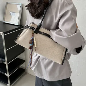 Vue détaillée d'un sac porté épaule rétro minimaliste avec de jolis charms de perles.