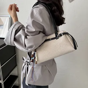 Sac épaule rétro en toile avec lanières en cuir noir et pendentif perlé élégant chic.