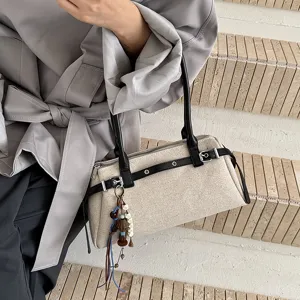 Sac à main d'épaule minimaliste rétro décontracté avec lanières noires et breloque perles de bois.