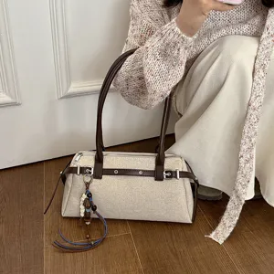 Sac à épaule rétro en toile avec lanière en cuir marron et pendentif gland élégant femme