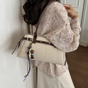 Sac à bandoulière rétro en toile avec bordure en cuir marron et pendentif perlé d'automne.