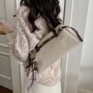 Sac à épaule rétro en toile pour femme, sac porté épaule chic et décontracté avec pendentif.