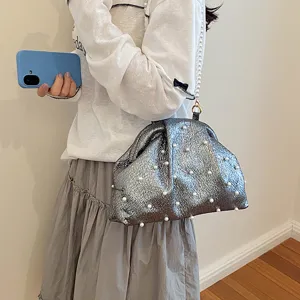 Fashionable metallic pearl shell shoulder bag for women, elegant vintage evening messenger bag.