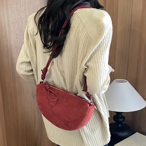 Sac porté épaule en daim rouge vin avec bandoulière nouée pour un look quotidien chic.