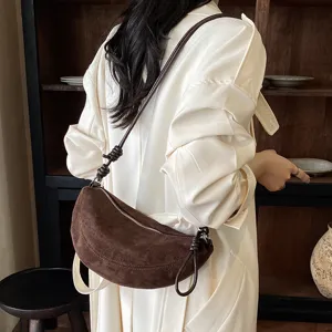 Sac porté épaule croissant en suédine rétro, sac besace élégant et décontracté pour femme.