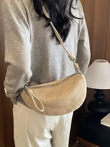 Sac bandoulière tendance en daim pour femme, sac croissant vintage pour usage quotidien.
